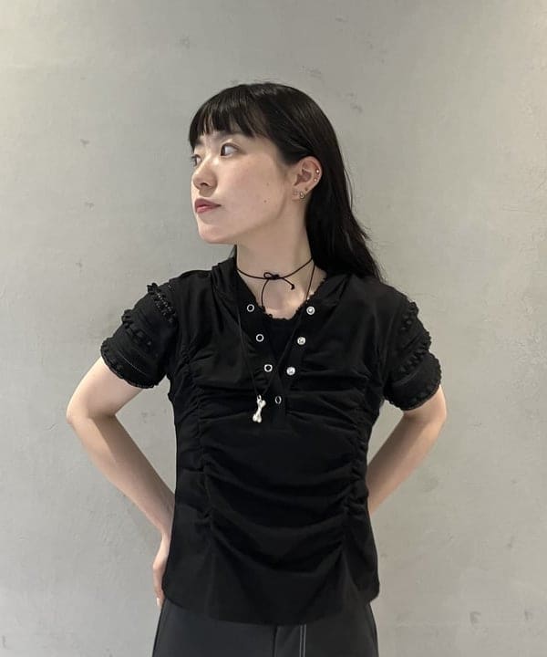 須賀さんの「BEAMS WOMEN｜フェイクレザー ダブルニーパンツ」を使ったコーディネート