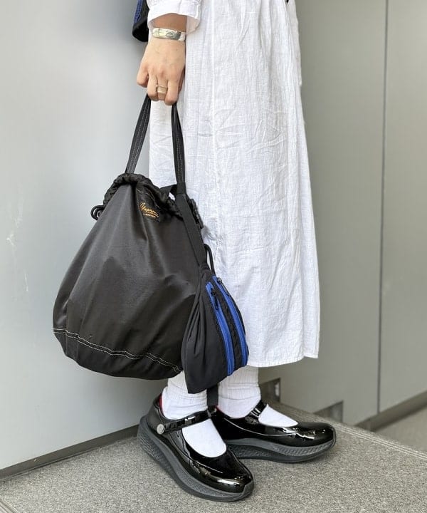 SHINAGAWAさんの「BEAMS WOMEN｜【別注】MBT / SIRIMA8」を使ったコーディネート