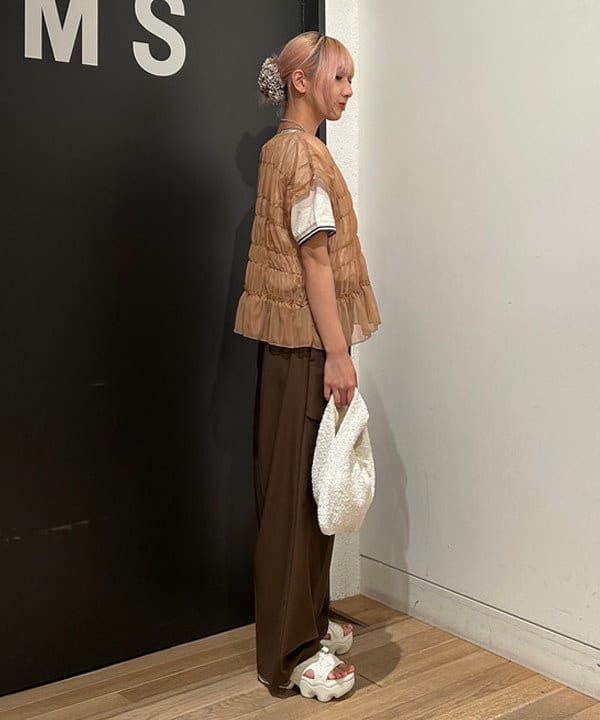 佐藤 亜美さんの「BEAMS WOMEN｜フロント ラップ ワイド パンツ」を使ったコーディネート