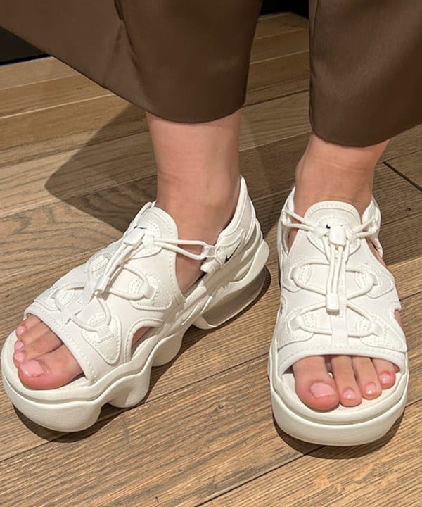 佐藤 亜美さんの「BEAMS WOMEN｜フロント ラップ ワイド パンツ」を使ったコーディネート