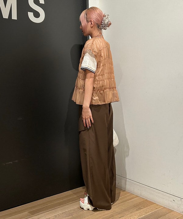 佐藤 亜美さんの「BEAMS WOMEN｜フロント ラップ ワイド パンツ」を使ったコーディネート