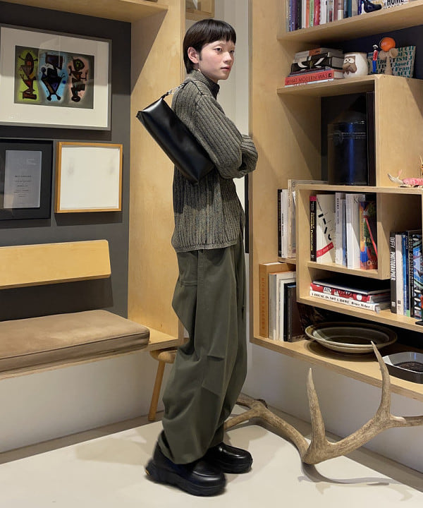 マツミヤさんの「BEAMS WOMEN｜ブラッシュ オーバーパンツ」を使ったコーディネート