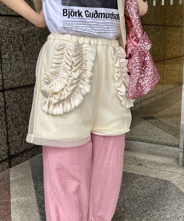 YABUさんの「BEAMS WOMEN｜【別注】Kevin Cummins / 「Bjork」Photo T①」を使ったコーディネート