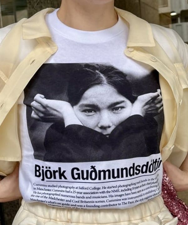 YABUさんの「BEAMS WOMEN｜【別注】Kevin Cummins / 「Bjork」Photo T①」を使ったコーディネート