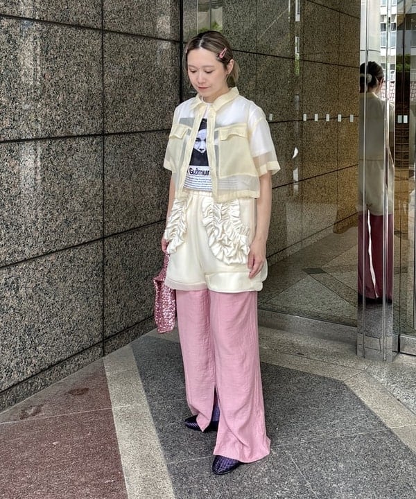 YABUさんの「BEAMS WOMEN｜【別注】Kevin Cummins / 「Bjork」Photo T①」を使ったコーディネート