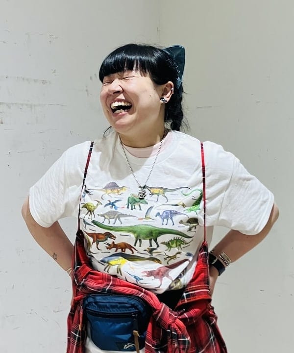 佐藤 歩さんの「BEAMS WOMEN｜【別注】Atlas Screen Printing / Dinosaur Tee」を使ったコーディネート