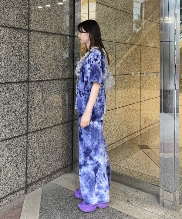 加歩さんの「BEAMS WOMEN｜【別注】NEEDLES / ベロア Uネック Tシャツ」を使ったコーディネート