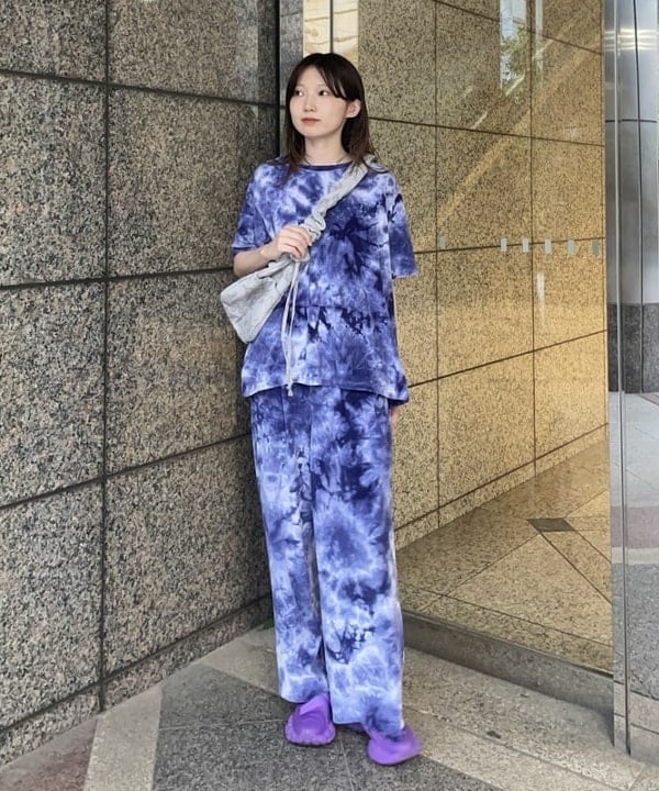 加歩さんの「BEAMS WOMEN｜【別注】NEEDLES / ベロア Uネック Tシャツ」を使ったコーディネート