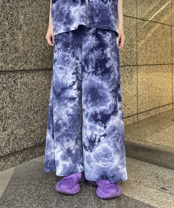 加歩さんの「BEAMS WOMEN｜【別注】NEEDLES / ベロア Uネック Tシャツ」を使ったコーディネート