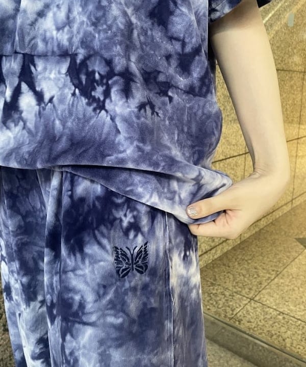 加歩さんの「BEAMS WOMEN｜【別注】NEEDLES / ベロア Uネック Tシャツ」を使ったコーディネート