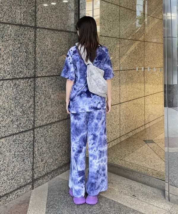 加歩さんの「BEAMS WOMEN｜【別注】NEEDLES / ベロア Uネック Tシャツ」を使ったコーディネート