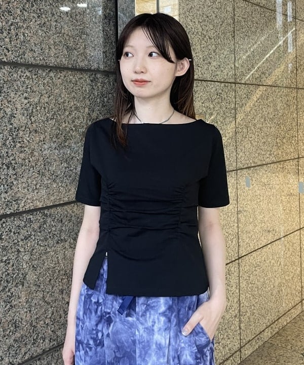 加歩さんの「BEAMS WOMEN｜ボートネック スリット フィット Tシャツ」を使ったコーディネート