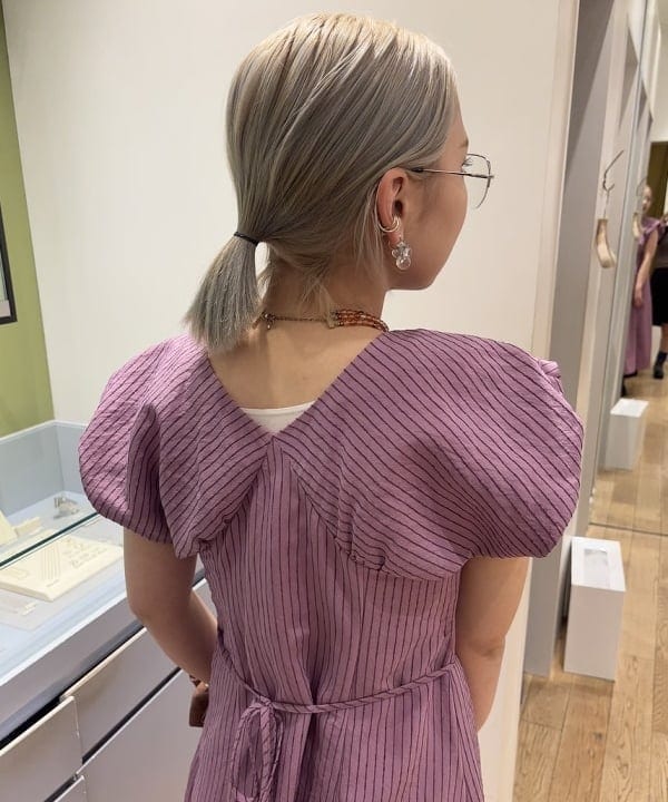 山本 里南さんの「BEAMS WOMEN｜ストライプ フレンチパフ スリーブ ワンピース」を使ったコーディネート