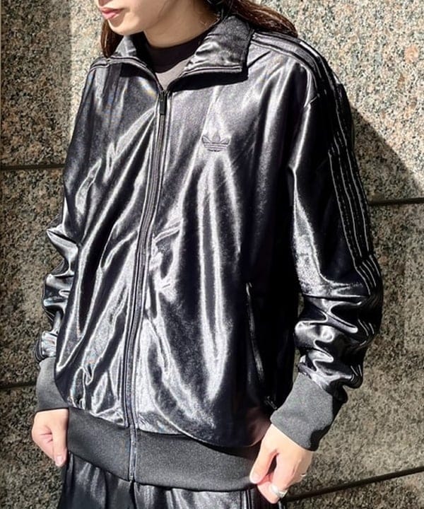 こたろうさんの「BEAMS WOMEN｜【別注】adidas / SUPERSTAR II BLACK」を使ったコーディネート