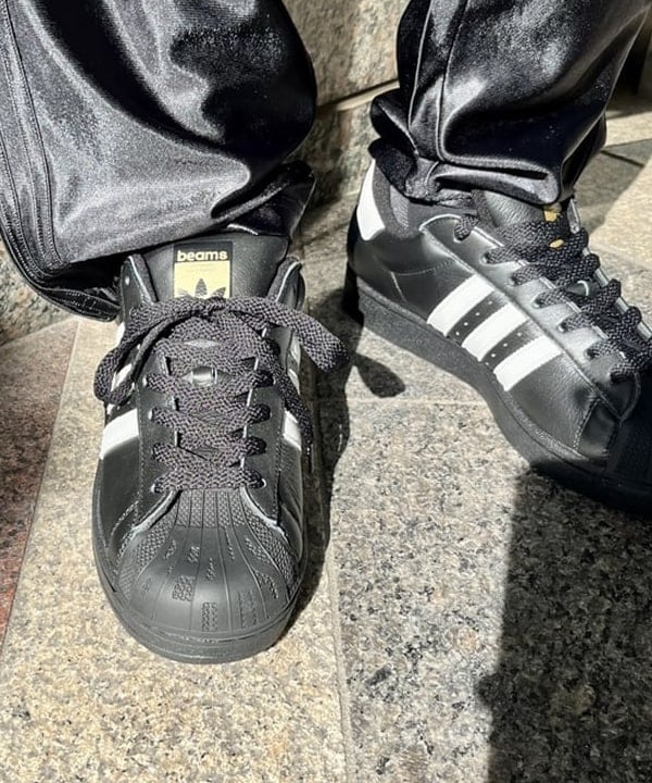 こたろうさんの「BEAMS WOMEN｜【別注】adidas / SUPERSTAR II BLACK」を使ったコーディネート
