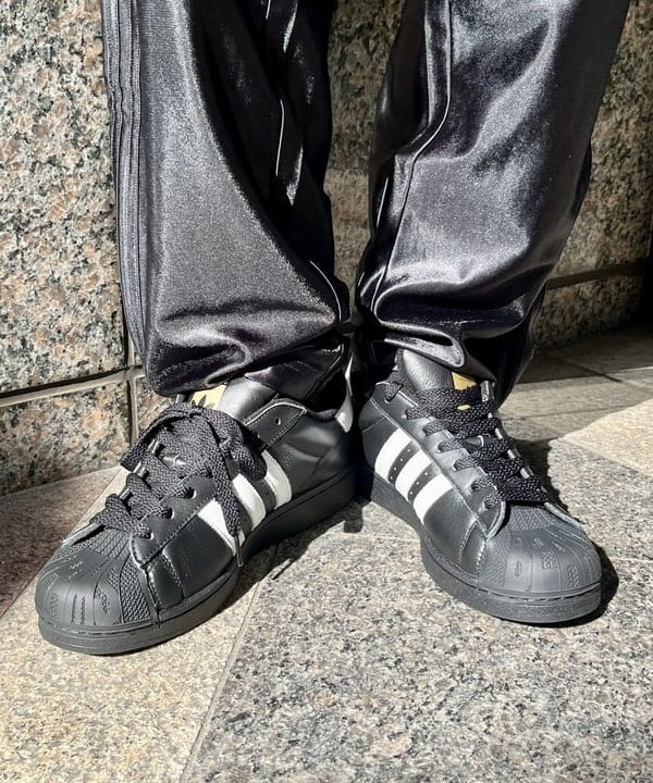 こたろうさんの「BEAMS WOMEN｜【別注】adidas / SUPERSTAR II BLACK」を使ったコーディネート