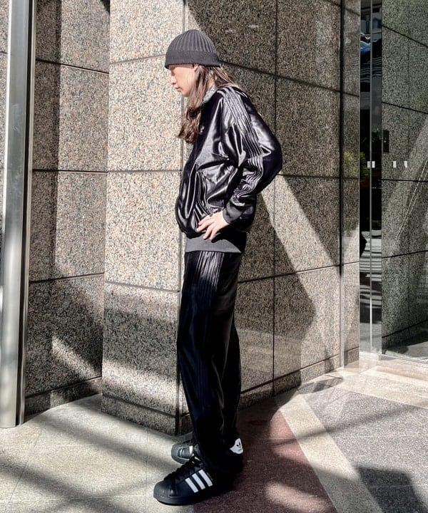 こたろうさんの「BEAMS WOMEN｜【別注】adidas / SUPERSTAR II BLACK」を使ったコーディネート