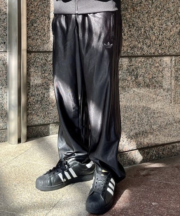 こたろうさんの「BEAMS WOMEN｜【別注】adidas / SUPERSTAR II BLACK」を使ったコーディネート