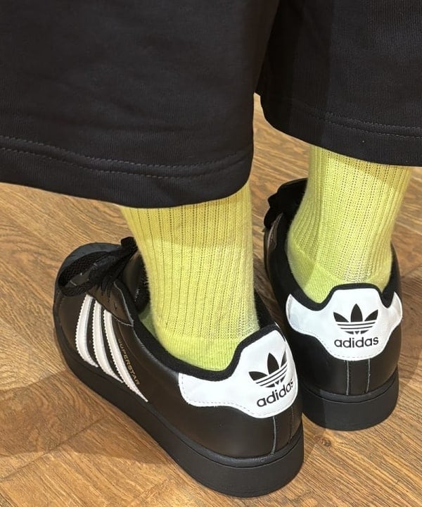 三宅 康平さんの「BEAMS WOMEN｜【別注】adidas / SUPERSTAR II BLACK」を使ったコーディネート