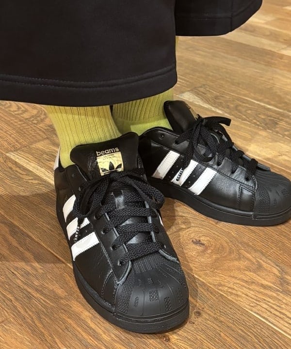 三宅 康平さんの「BEAMS WOMEN｜【別注】adidas / SUPERSTAR II BLACK」を使ったコーディネート