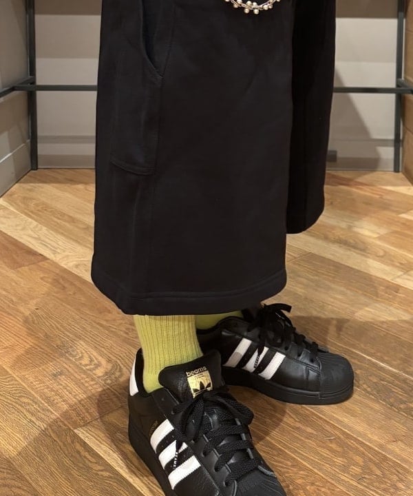 三宅 康平さんの「BEAMS WOMEN｜【別注】adidas / SUPERSTAR II BLACK」を使ったコーディネート