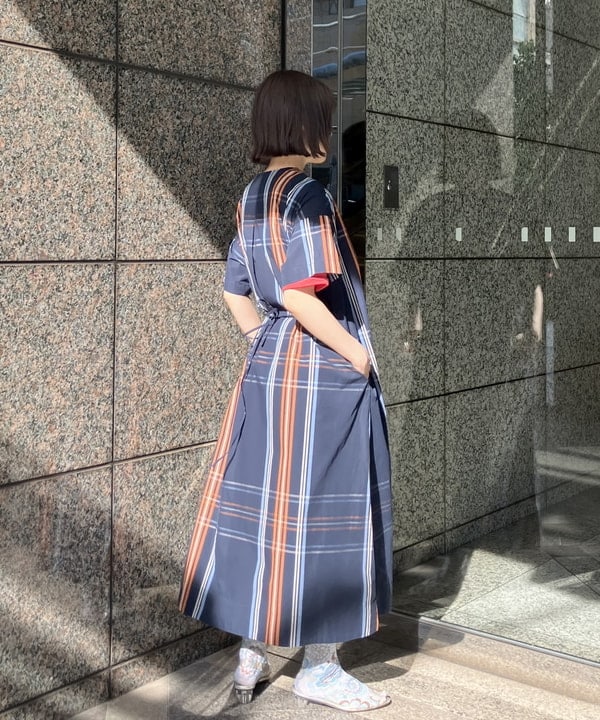 小原 もこさんの「BEAMS WOMEN｜ナバルボーダー ビッグ ボートネック カットソー」を使ったコーディネート