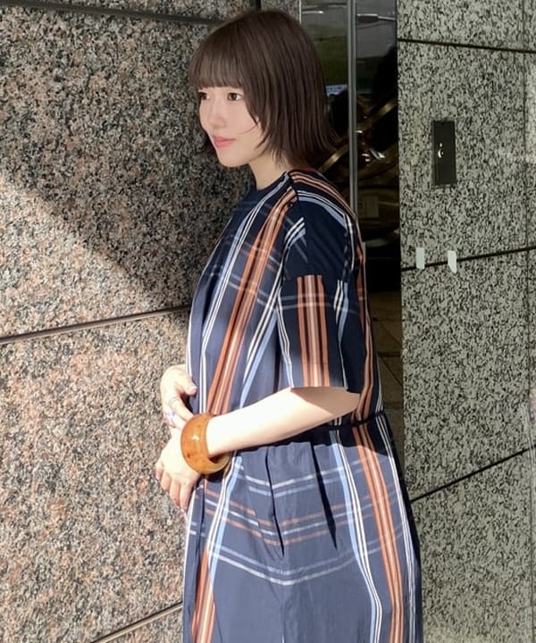 小原 もこさんの「BEAMS WOMEN｜ナバルボーダー ビッグ ボートネック カットソー」を使ったコーディネート