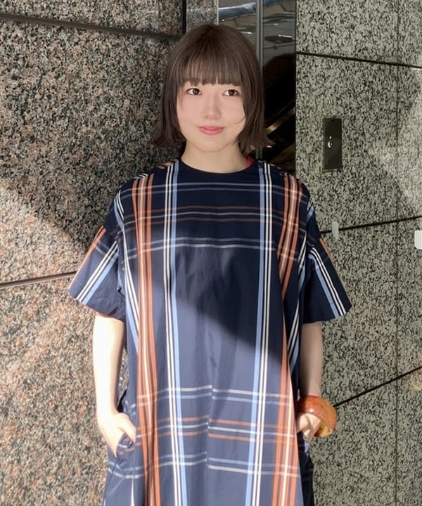 小原 もこさんの「BEAMS WOMEN｜ナバルボーダー ビッグ ボートネック カットソー」を使ったコーディネート