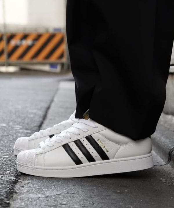 rogiさんの「BEAMS WOMEN｜【別注】adidas / SUPERSTAR II WHITE」を使ったコーディネート