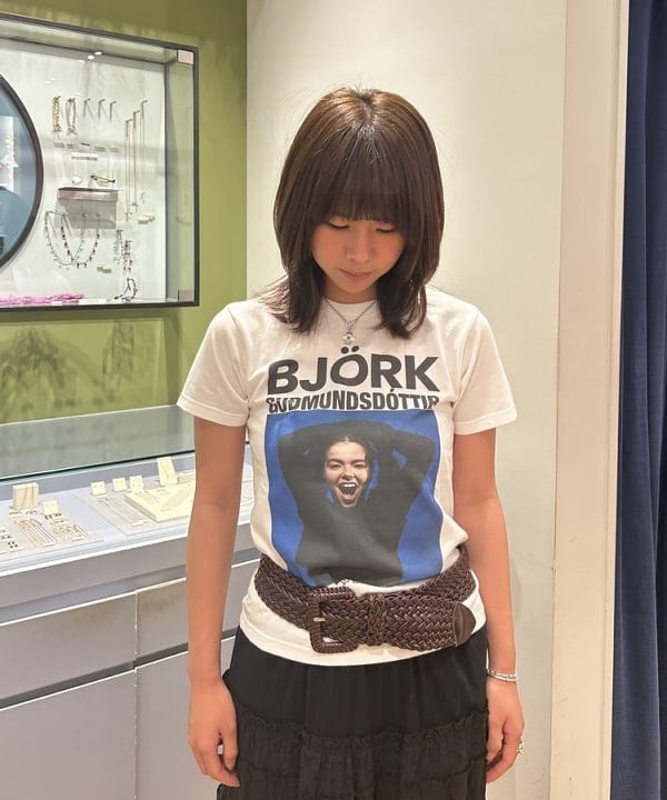 ヒナさんの「BEAMS WOMEN｜【別注】Kevin Cummins / 「Bjork」Photo T③」を使ったコーディネート