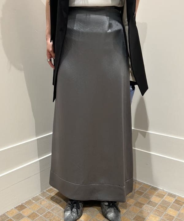 大槻 まひろさんの「BEAMS WOMEN｜AK+1 / ビンテージ サテンスカート」を使ったコーディネート