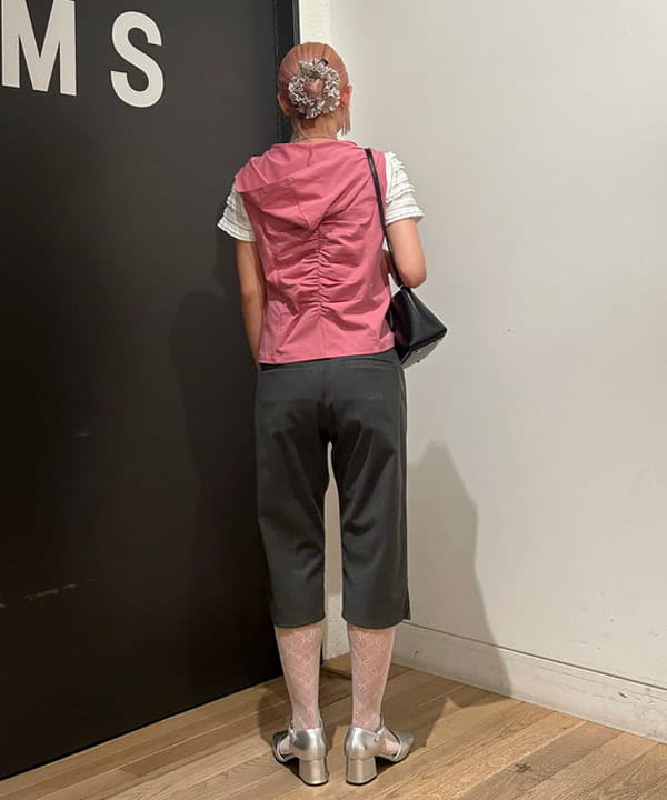 佐藤 亜美さんの「BEAMS WOMEN｜ストレッチ カプリ パンツ」を使ったコーディネート