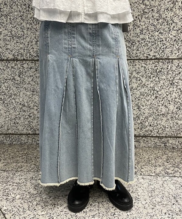 まゆちゃんさんの「BEAMS WOMEN｜デニム タック ミディアム スカート」を使ったコーディネート