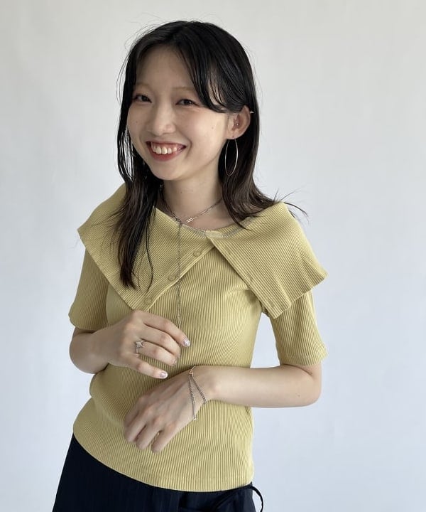 加歩さんの「BEAMS WOMEN｜ビッグカラー オフショルダー Tシャツ」を使ったコーディネート