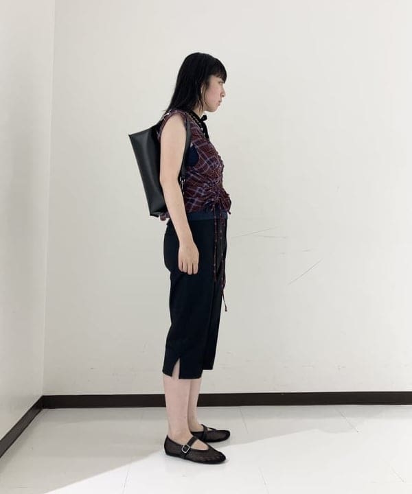 晶さんの「BEAMS WOMEN｜チェック ギャザー ノースリーブ ブラウス」を使ったコーディネート