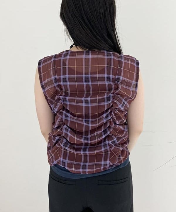 晶さんの「BEAMS WOMEN｜チェック ギャザー ノースリーブ ブラウス」を使ったコーディネート