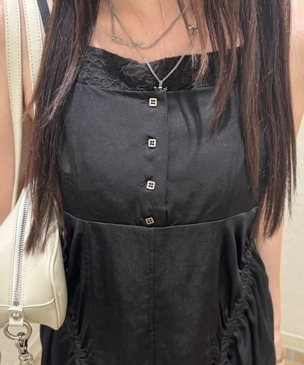 amiriさんの「BEAMS WOMEN｜サテン ドロスト キャミワンピース」を使ったコーディネート