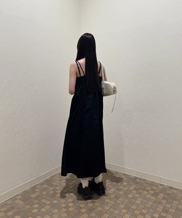 amiriさんの「BEAMS WOMEN｜サテン ドロスト キャミワンピース」を使ったコーディネート