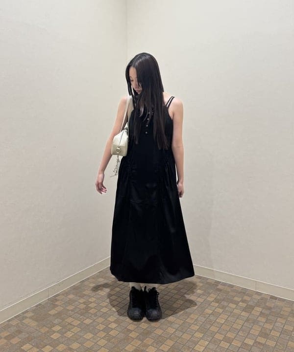 amiriさんの「BEAMS WOMEN｜サテン ドロスト キャミワンピース」を使ったコーディネート