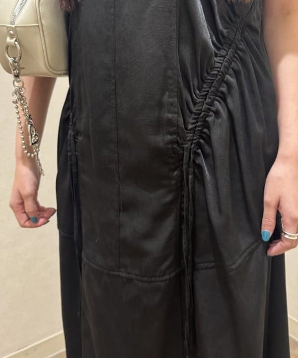 amiriさんの「BEAMS WOMEN｜サテン ドロスト キャミワンピース」を使ったコーディネート