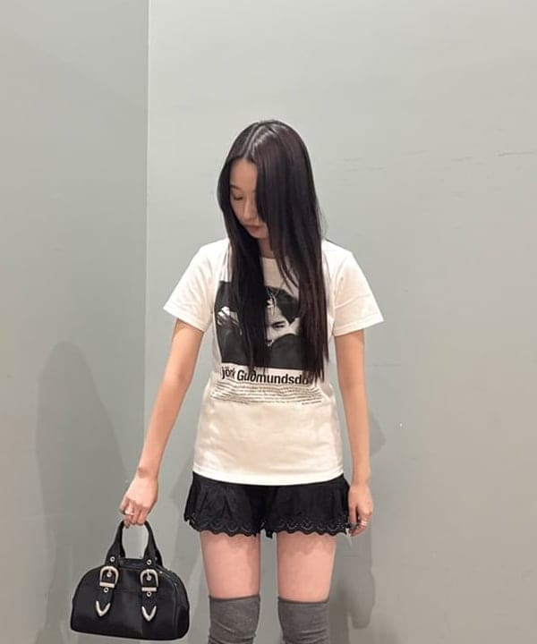 amiriさんの「BEAMS WOMEN｜【別注】Kevin Cummins / 「Bjork」Photo T①」を使ったコーディネート
