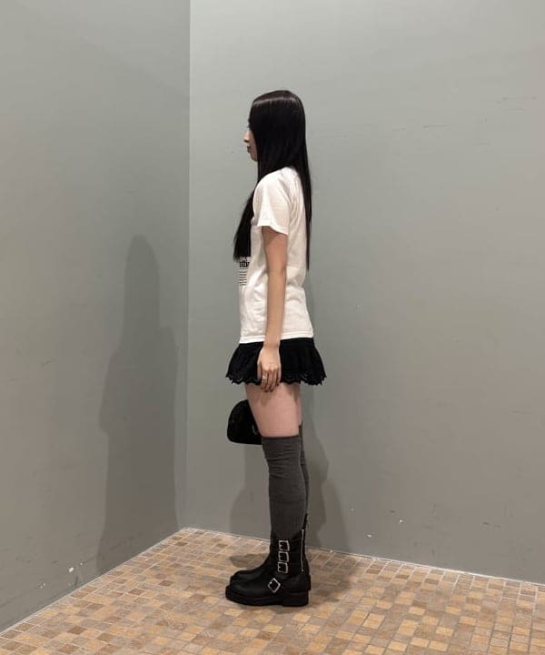 amiriさんの「BEAMS WOMEN｜【別注】Kevin Cummins / 「Bjork」Photo T①」を使ったコーディネート