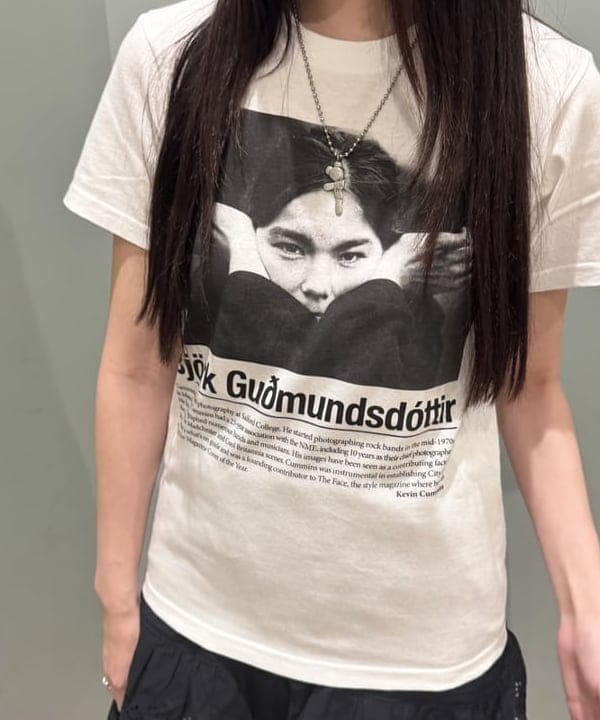 amiriさんの「BEAMS WOMEN｜【別注】Kevin Cummins / 「Bjork」Photo T①」を使ったコーディネート