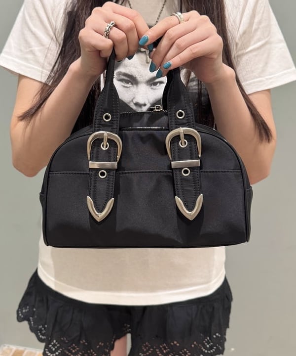 amiriさんの「BEAMS WOMEN｜【別注】Kevin Cummins / 「Bjork」Photo T①」を使ったコーディネート