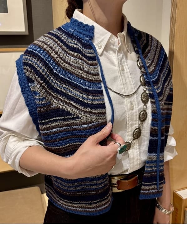 吉野 多恵さんの「BEAMS WOMEN｜マルチボーダー ベスト」を使ったコーディネート