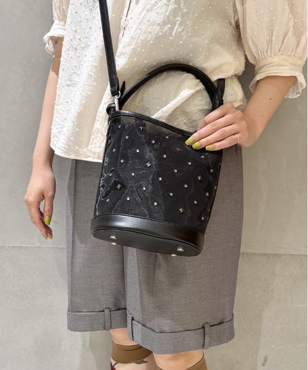 庭野 優紀さんの「BEAMS WOMEN｜メッシュ シャイニー バッグ」を使ったコーディネート