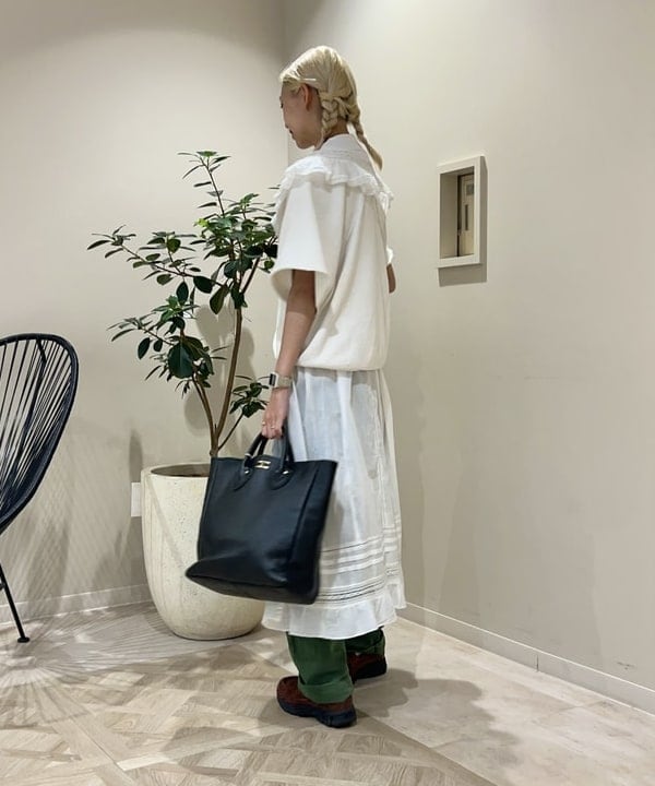 MATSUMOTO AMIさんの「BEAMS WOMEN｜ヴィンテージ レース ノースリーブ ワンピース」を使ったコーディネート