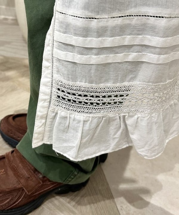 MATSUMOTO AMIさんの「BEAMS WOMEN｜ヴィンテージ レース ノースリーブ ワンピース」を使ったコーディネート