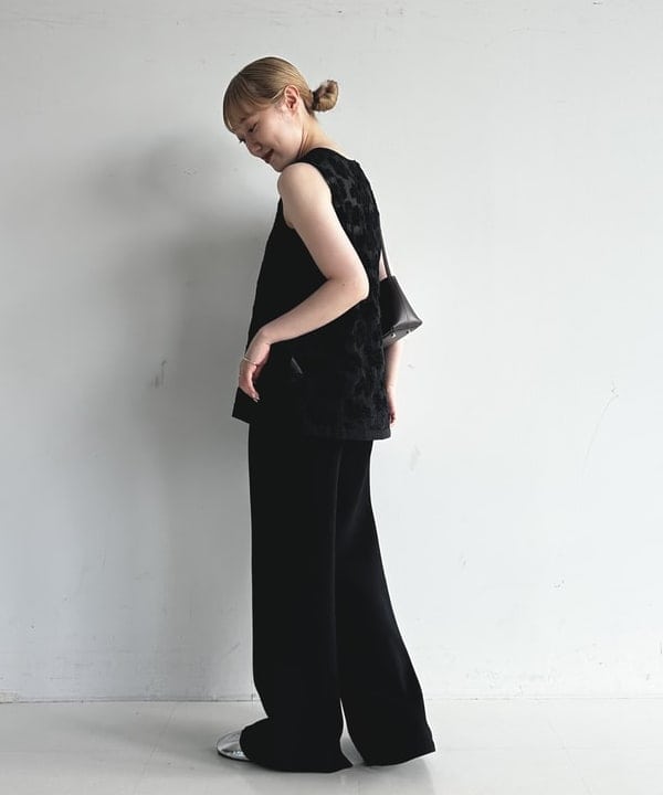 大浦 栞さんの「BEAMS WOMEN｜モールヤーン フラワー ブラウス」を使ったコーディネート