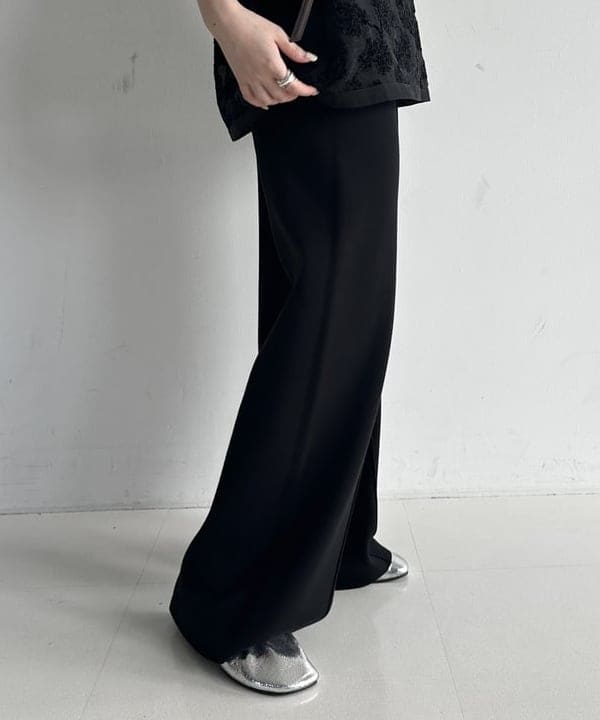 大浦 栞さんの「BEAMS WOMEN｜モールヤーン フラワー ブラウス」を使ったコーディネート